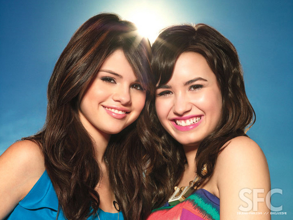 selena-gomez-and-demi-lovato-selena-gomez-and-demi-lovato-8431779-600-452